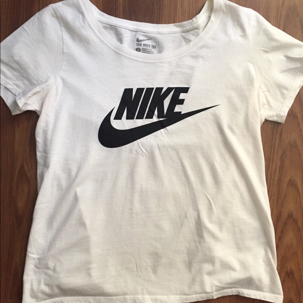 Women’s Large Athletic Nike T-Shirt